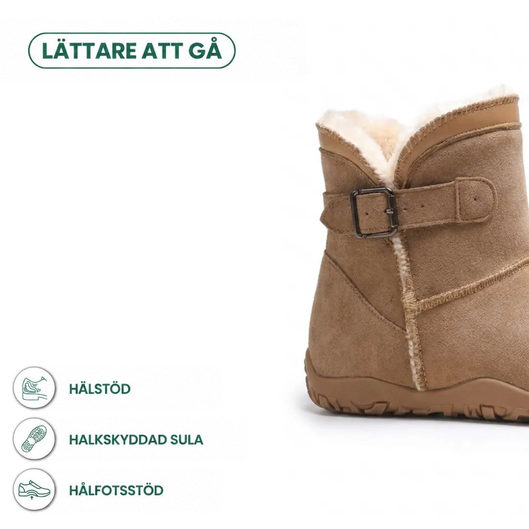 Närbild på bakre delen av beige mocka-känga med spänne, fårfoder och kraftig gummisula 22