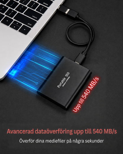 Svart SSD-enhet kopplad med kabel till en bärbar dator mot mörk bakgrund, med blå ljuseffekt som illustrerar snabb dataöverföring. 5