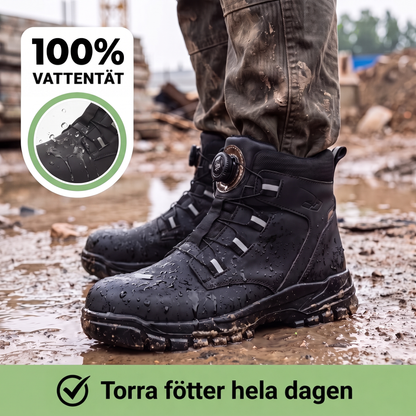 Svart känga med vattendroppar i en lerig pöl på en byggplats, med en detaljbild av stänk 5