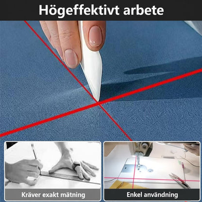 Röda korslinjer på blått tyg där en hand markerar skärningspunkten, jämfört med manuell mätning med linjal 6