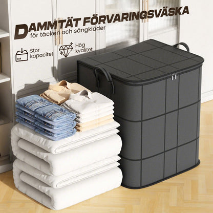 Mörk förvaringspåse med handtag bredvid vikta täcken, jeans och skjortor, i ett ljust rum med vita skåp. 6