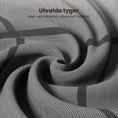 Extrem närbild på det mörkgrå vävda tyget med rutmönster, vridet i en virvel så att strukturen syns. 10