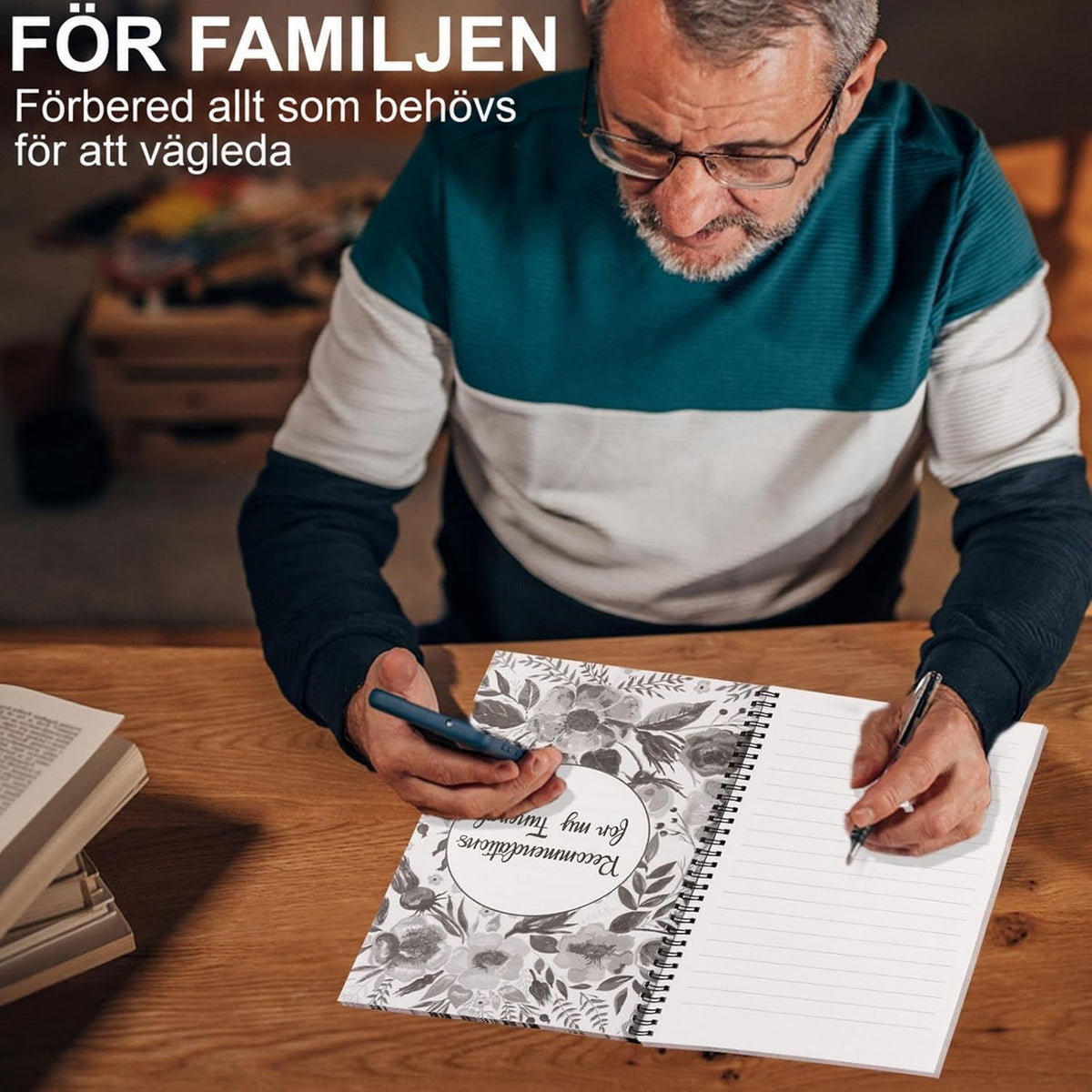 Man med glasögon sitter vid ett träbord med mobil och penna och fyller i en uppslagen spiralbunden planerare med linjerade sidor. 4