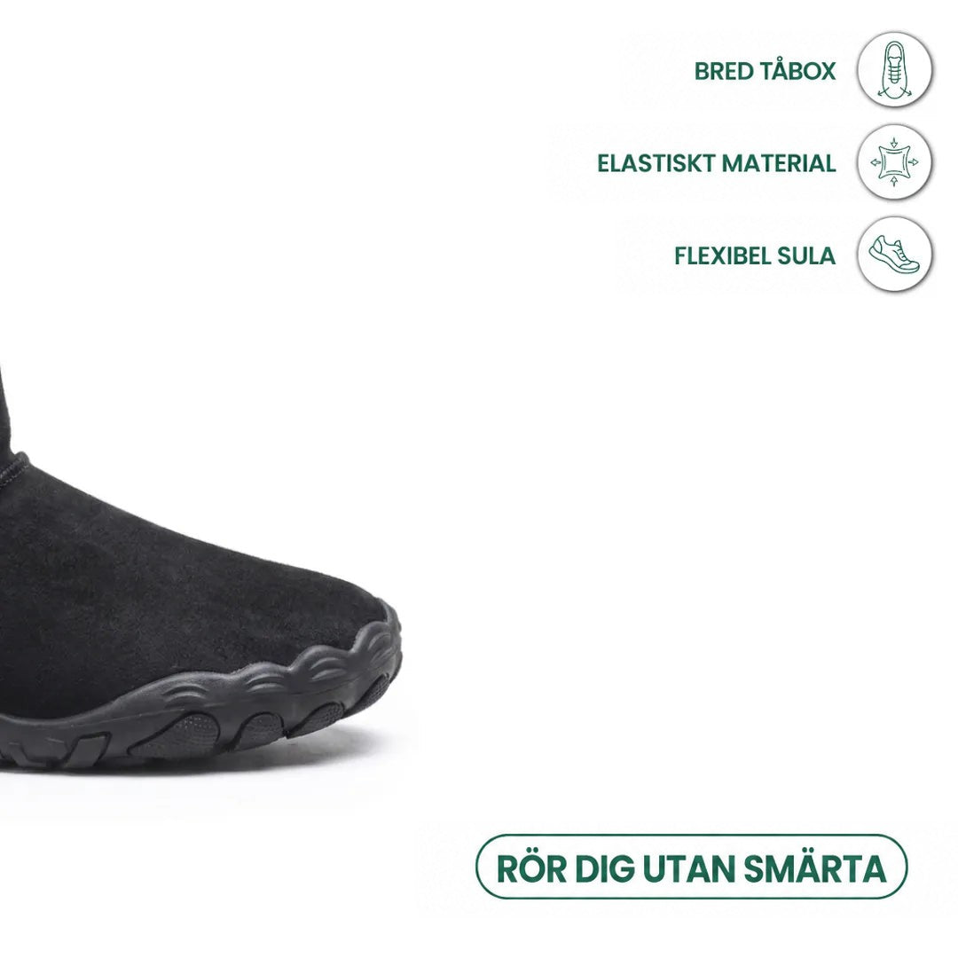 Främre delen av svart känga med bred tåbox och flexibel sula, med ikoner för bekväma egenskaper 14