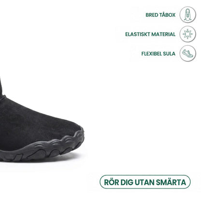 Främre delen av svart känga med bred tåbox och flexibel sula, med ikoner för bekväma egenskaper 14