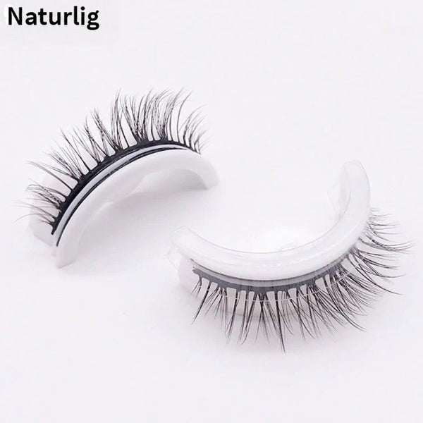 Två naturliga fransar på vita hållare ligger mot ljus bakgrund; fransarna är korta och tunna med luftig, naturlig look. 11