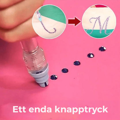 Närbild på pennans spets som trycker fast mörka stenar på rosa underlag, med bokstaven M i infälld bild 3