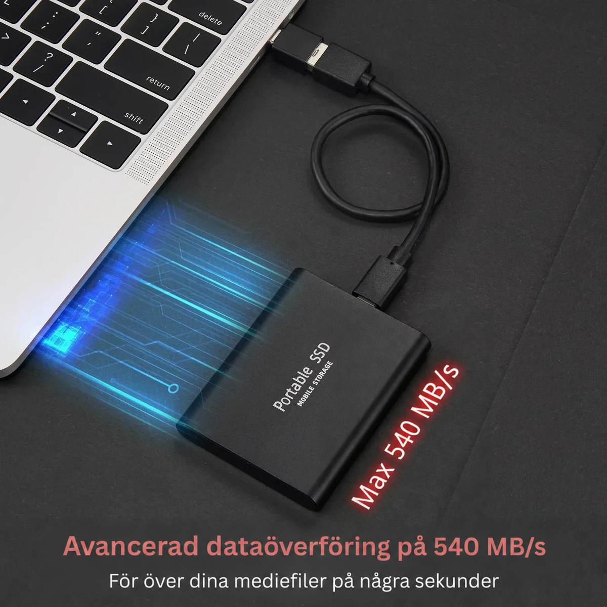 Svart extern SSD ansluten med kabel till en bärbar dator, med blå ljusstreck som visar snabb dataöverföring 2