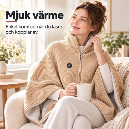 Leende kvinna i beige poncho med dragkedja sitter i en fåtölj med en kopp 6