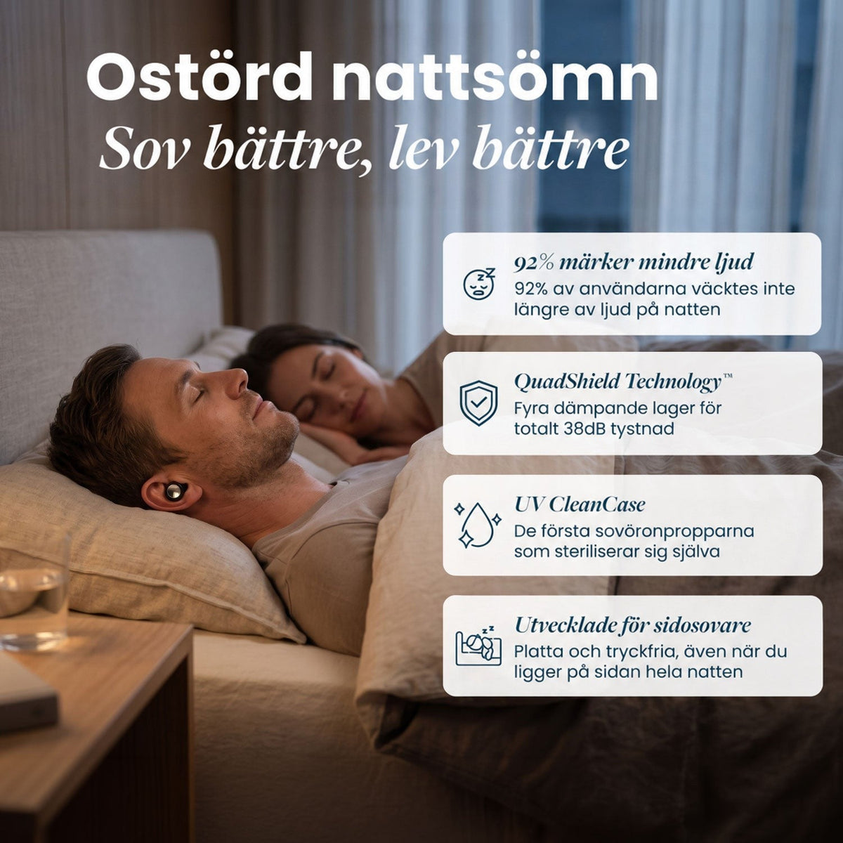 Man och kvinna sover i en säng i dämpat ljus, mannen bär en svart öronpropp, med fyra fördelar i rutor på tyska. 10