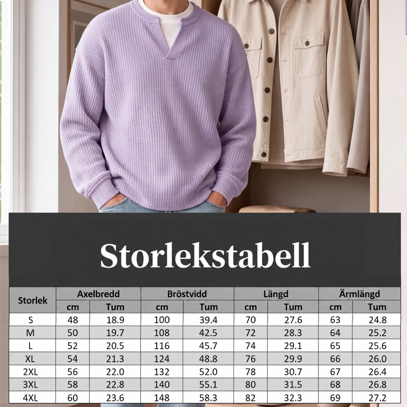 Man i lila våffelstickad topp framför en garderob, med storlekstabell i centimeter och tum för axel, bröst, längd och ärm. 8
