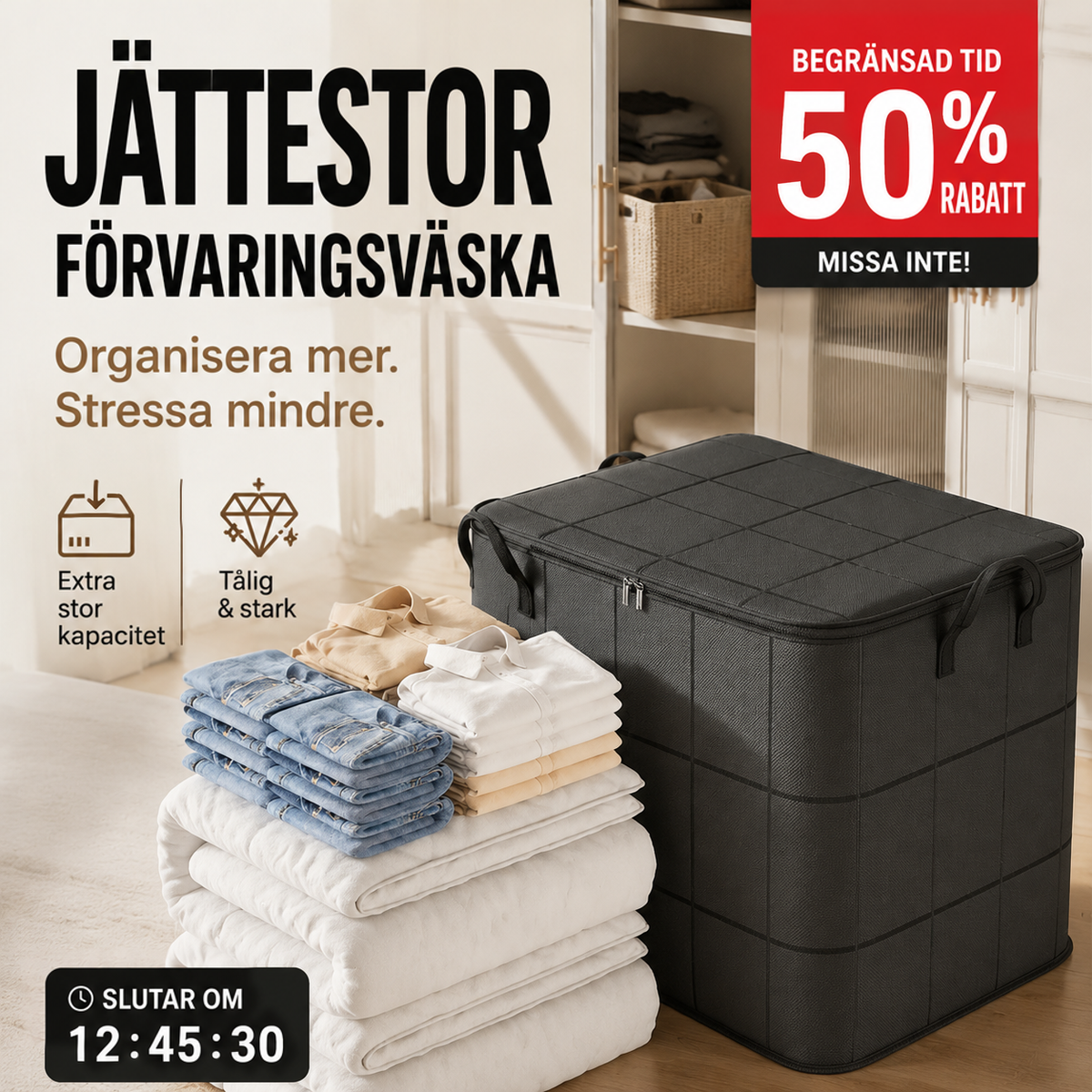 Svart rutig förvaringspåse med handtag och dragkedja bredvid staplade vita täcken, jeans och skjortor i ett ljust rum. 4