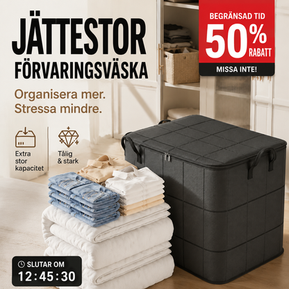 Svart rutig förvaringspåse med handtag och dragkedja bredvid staplade vita täcken, jeans och skjortor i ett ljust rum. 4