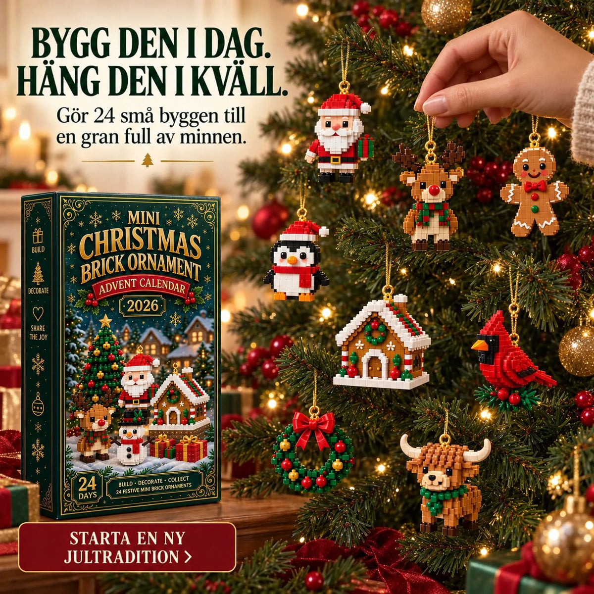 En hand hänger upp en klossprydnad på julgranen, där tomte, ren, pepparkaksgubbe, pingvin, pepparkakshus, kardinal, krans och highlandsko redan hänger. 7