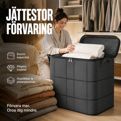 Leende kvinna i beige kofta på knä lägger en vikt vit filt i en svart förvaringspåse med öppet lock bredvid högar av vikta plädar. 1