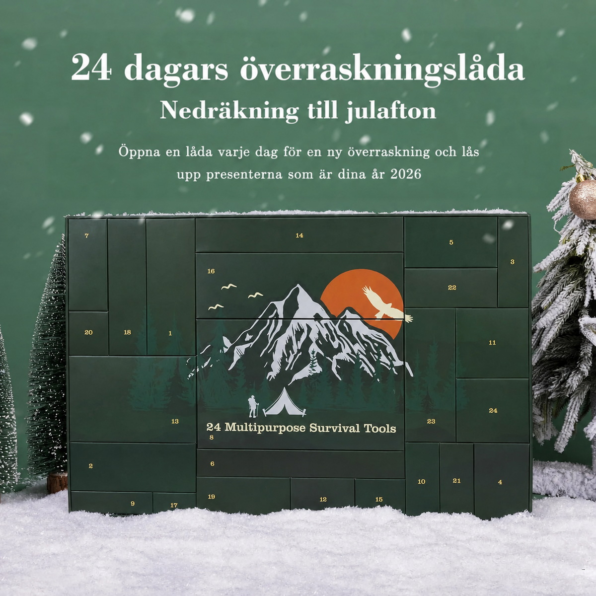 Gröna adventskalendern med numrerade luckor framför snötäckt granar och snö, med text om nedräkning till jul 5