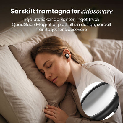 Kvinna sover på sidan i ett mjukt bäddat läge med en svart öronpropp i örat, med förstoring av den släta, platta ytan. 23