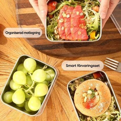 Uppifrån: burkar med laxsallad, gröna druvor och en bakelse på sallad, uppställda på ett träbord med en gaffel. 8