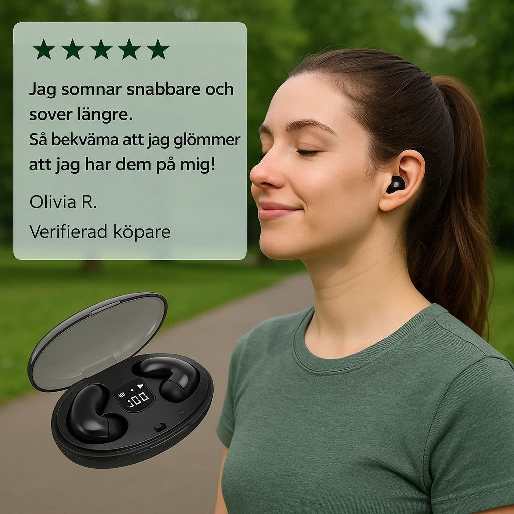Kvinna utomhus i park med svart öronsnäcka i örat, laddningsetui med display och kundomdöme 7