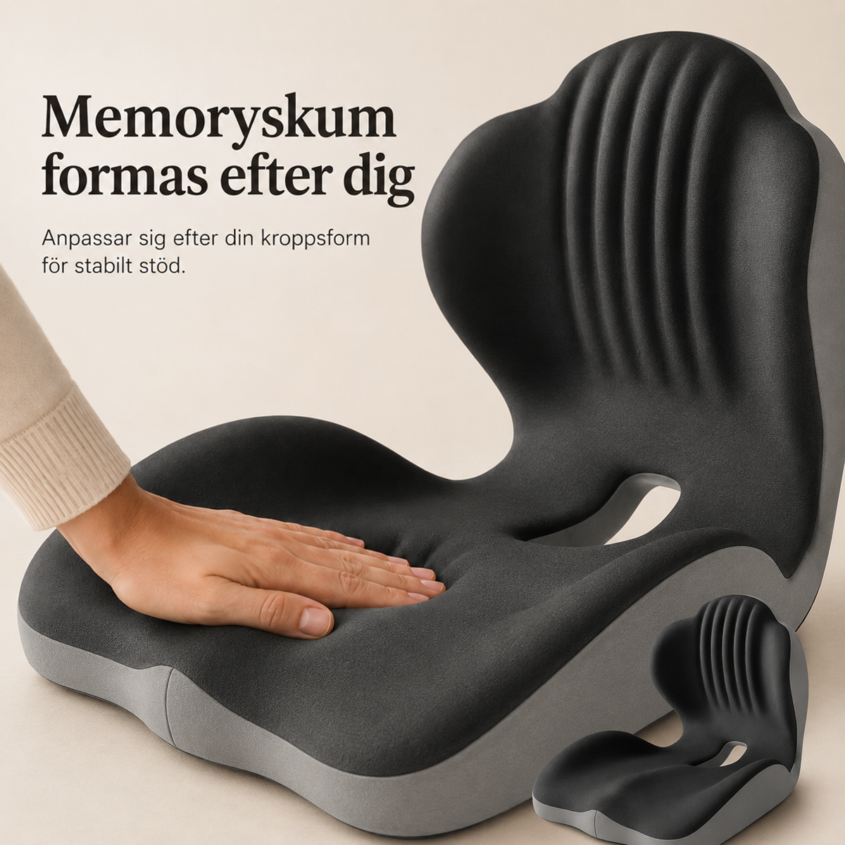 Hand trycker ned det mörka minnesskummet i sittdynans sits, med en liten bild av dynan i hörnet 3