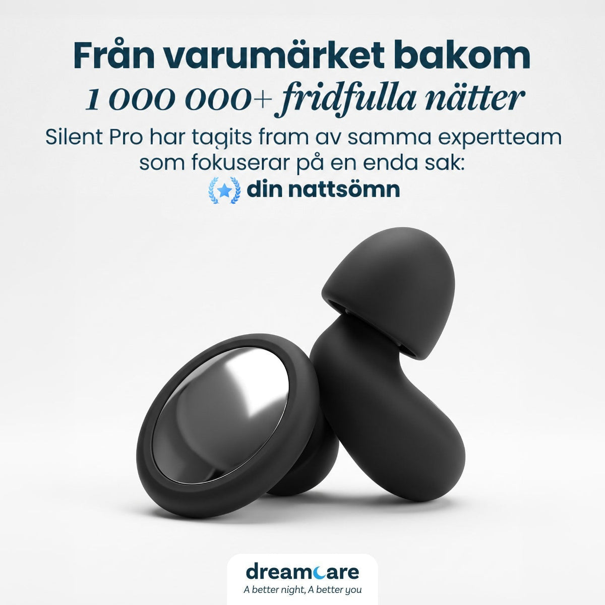 Ett par svarta öronproppar i silikon mot ljus bakgrund, den ena med blank, spegelliknande platt yta och den andra sedd från sidan. 24