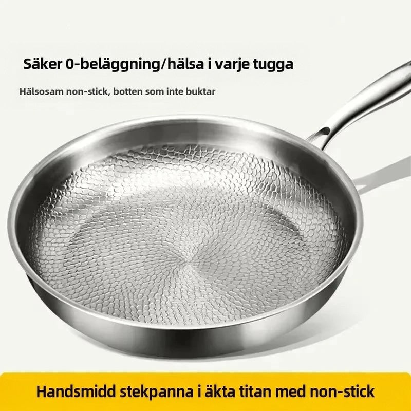 Närbild på pannans hamrade botten snett uppifrån, med informationstext om beläggningsfri och nonstick yta ovanpå och under bilden. 5