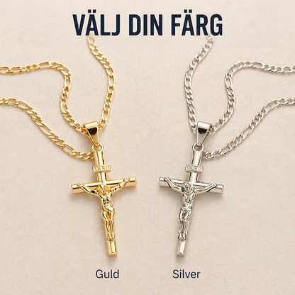 Två krucifixhalsband med figarokedja bredvid varandra, ett i guldfinish och ett i silverfinish 8