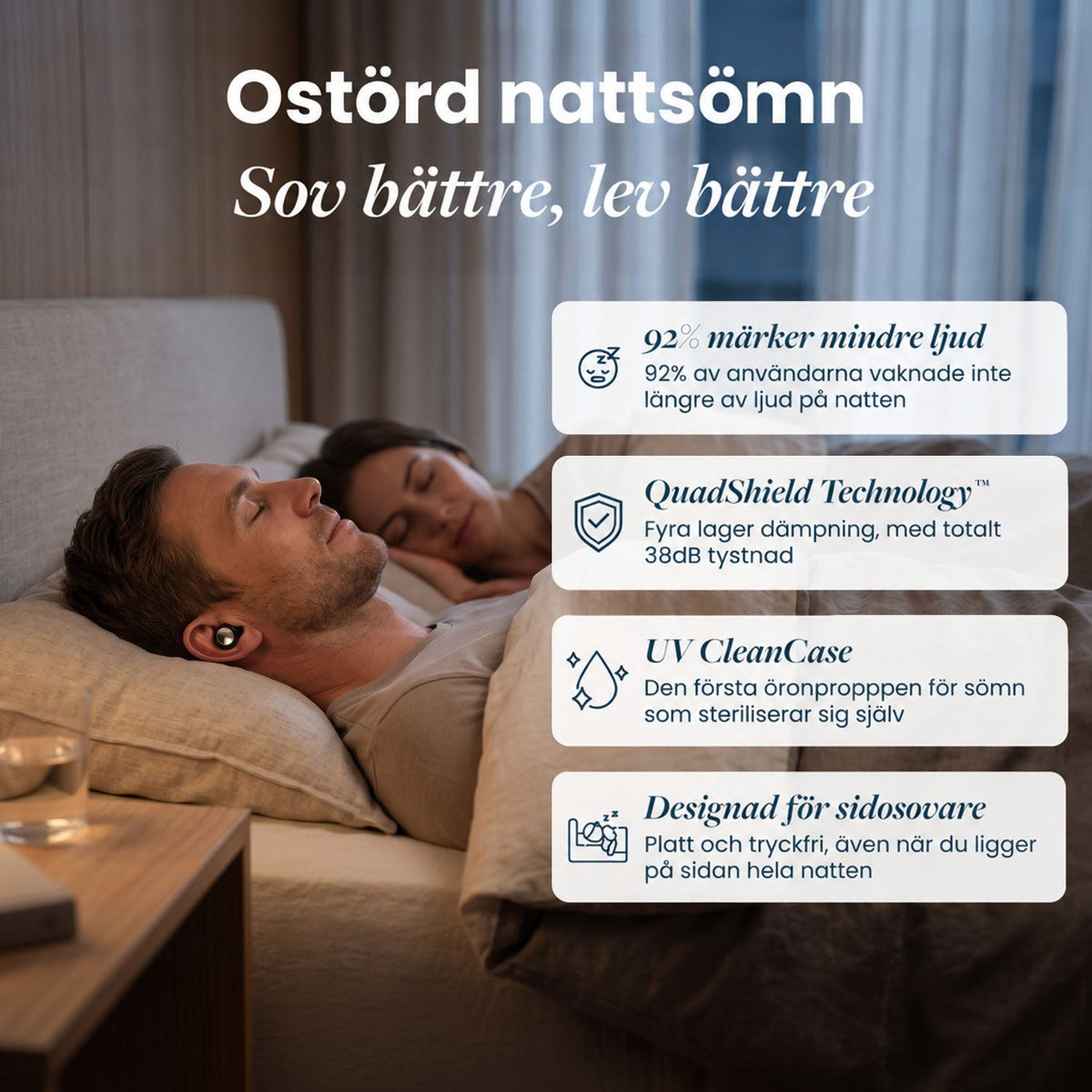 Man och kvinna sover i en säng i dämpat ljus, mannen har en svart öronpropp i örat, med fyra fördelar i rutor. 2