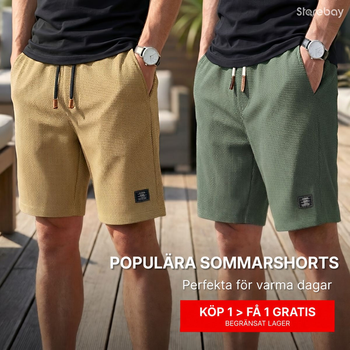 Två män bär shorts i vaffelstruktur, en i sand och en i grönt, med händerna i fickorna på en trädäck. 1