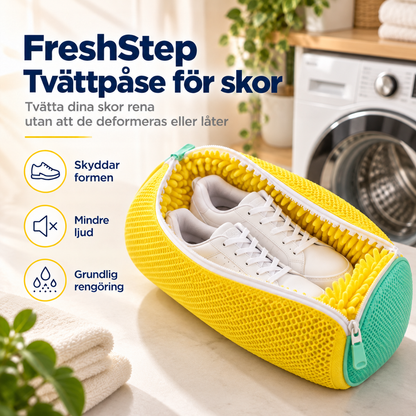 Gul nätpåse med turkos sida, öppen med vita sneakers i, framför en tvättmaskin 1