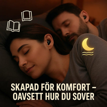 Par som sover tätt ihop på sidan, båda med små svarta öronsnäckor i örat 6