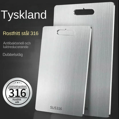 Två borstade metallskärbrädor i olika storlek med handtagshål, med grafik om material, antibakteriell yta och dubbelsidig användning. 4