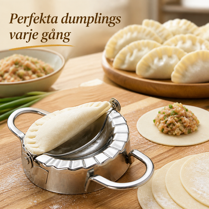 Dumplingform i blankt stål med en fylld dumpling i, på ett träbord med färdiga dumplings, fyllning och degplattor runt omkring. 1