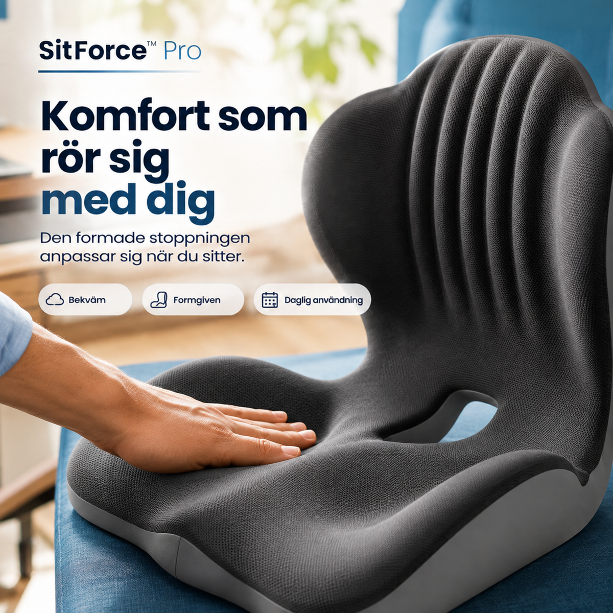 Hand trycker mot dynans mjuka sits för att visa hur fyllningen formar sig, dynan på blå stol 14