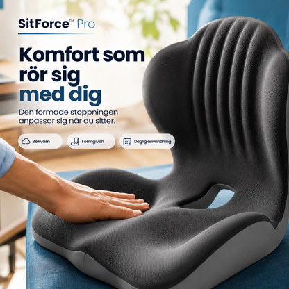 Hand trycker mot dynans mjuka sits för att visa hur fyllningen formar sig, dynan på blå stol 14
