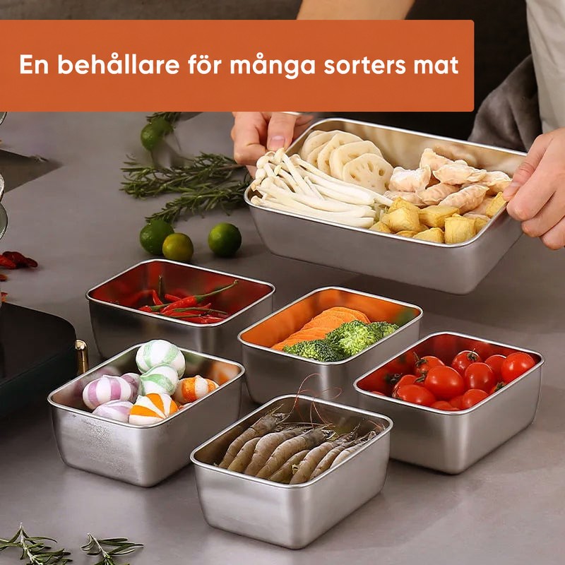 Flera burkar i rostfritt stål fyllda med räkor, tomater, broccoli, chili, svamp och godis, uppställda på en bänk. 3