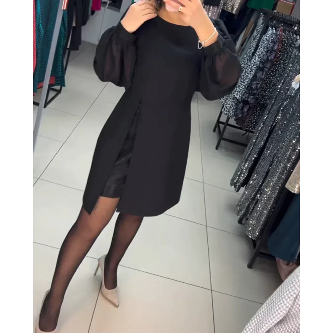 Frau in schwarzem Kleid mit langen Ärmeln, elegantes Design, Modegeschäft, Abendmode.