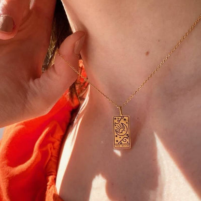 Goldene Tarot-Anhänger-Halskette "The Moon" auf Haut, filigranes Design, Damen-Schmuck.