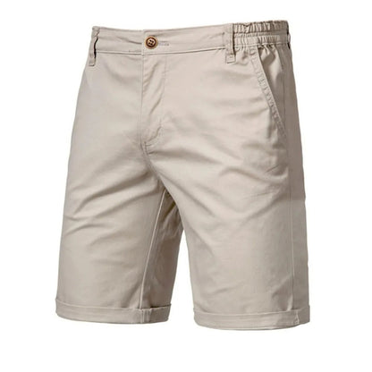 Beige shorts sedda framifrån med knapp i midjan, resårband i sidan, snedfickor och uppvikta benslut. 1