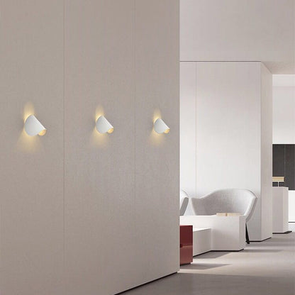 Moderne weiße Wandleuchten in minimalistischem Wohnzimmer, stilvolle Innenbeleuchtung.