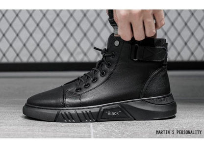 Schwarzer Herren-Sneaker aus Leder, hohe Sohle, modisches Design, urbaner Stil.