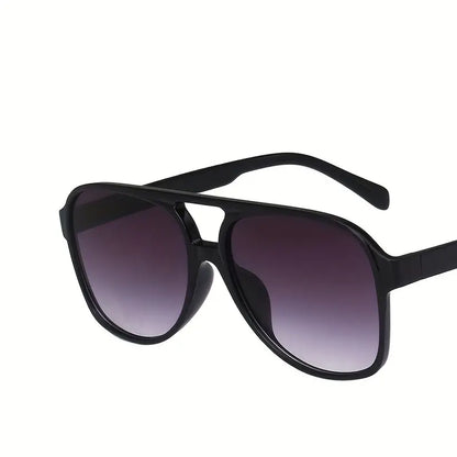 Schwarze Sonnenbrille mit UV-Schutz, modisches Accessoire, Unisex, Kunststoffrahmen.