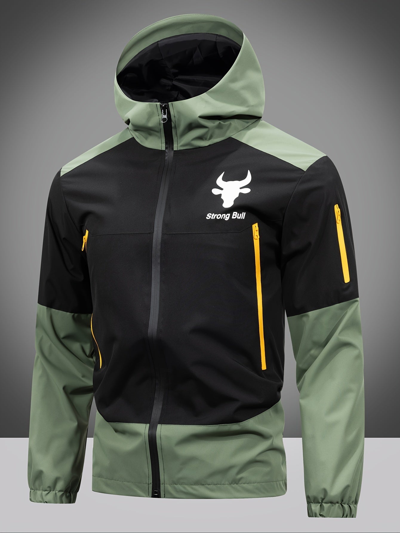 Schwarze und grüne Herren-Softshelljacke mit gelben Reißverschlüssen, Kapuze, Outdoor-Bekleidung.