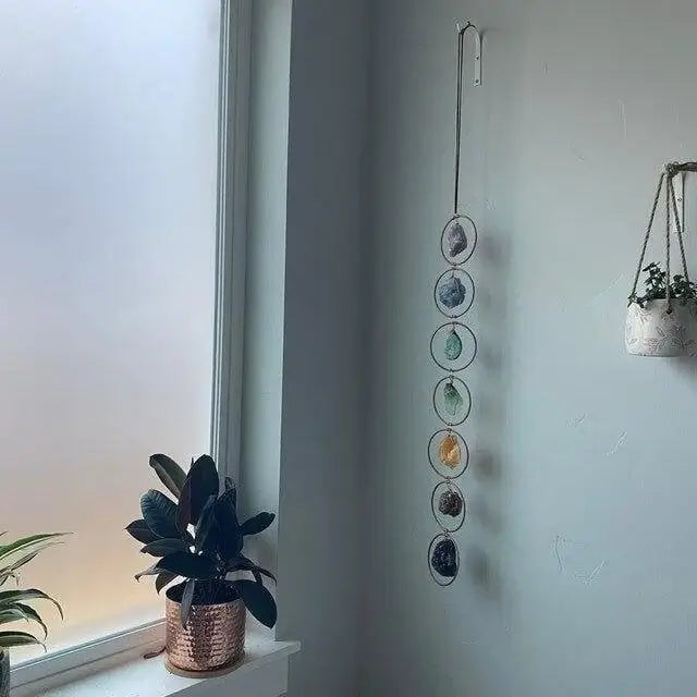 Chakra-Wanddeko mit Edelsteinen, hängend, Fensterbank mit Pflanzen, beruhigende Raumdekoration