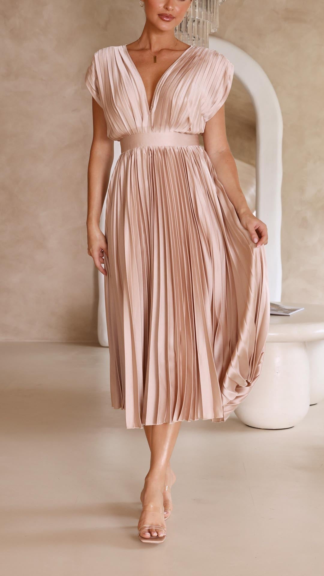 Elegantes champagnerfarbenes Plisseekleid, ärmellos, knielang, ideal für festliche Anlässe.
