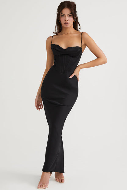 Frau in elegantem schwarzem Abendkleid mit Spaghettiträgern, figurbetont, modisch.