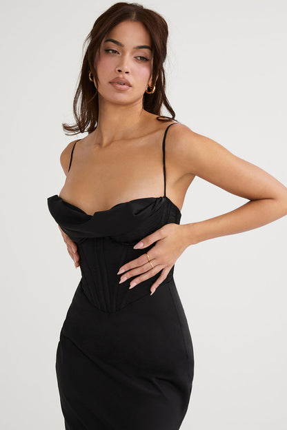 Frau in schwarzem Satin-Corsagenkleid, elegante Abendmode, Spaghettiträger, figurbetont.