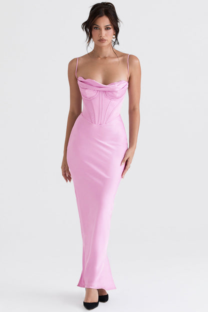 Frau in rosa Satin-Abendkleid mit Spaghettiträgern, figurbetont, elegantes Design.