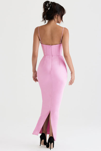 Frau in rosa Abendkleid mit Spaghettiträgern und Rückenausschnitt, elegante Mode.