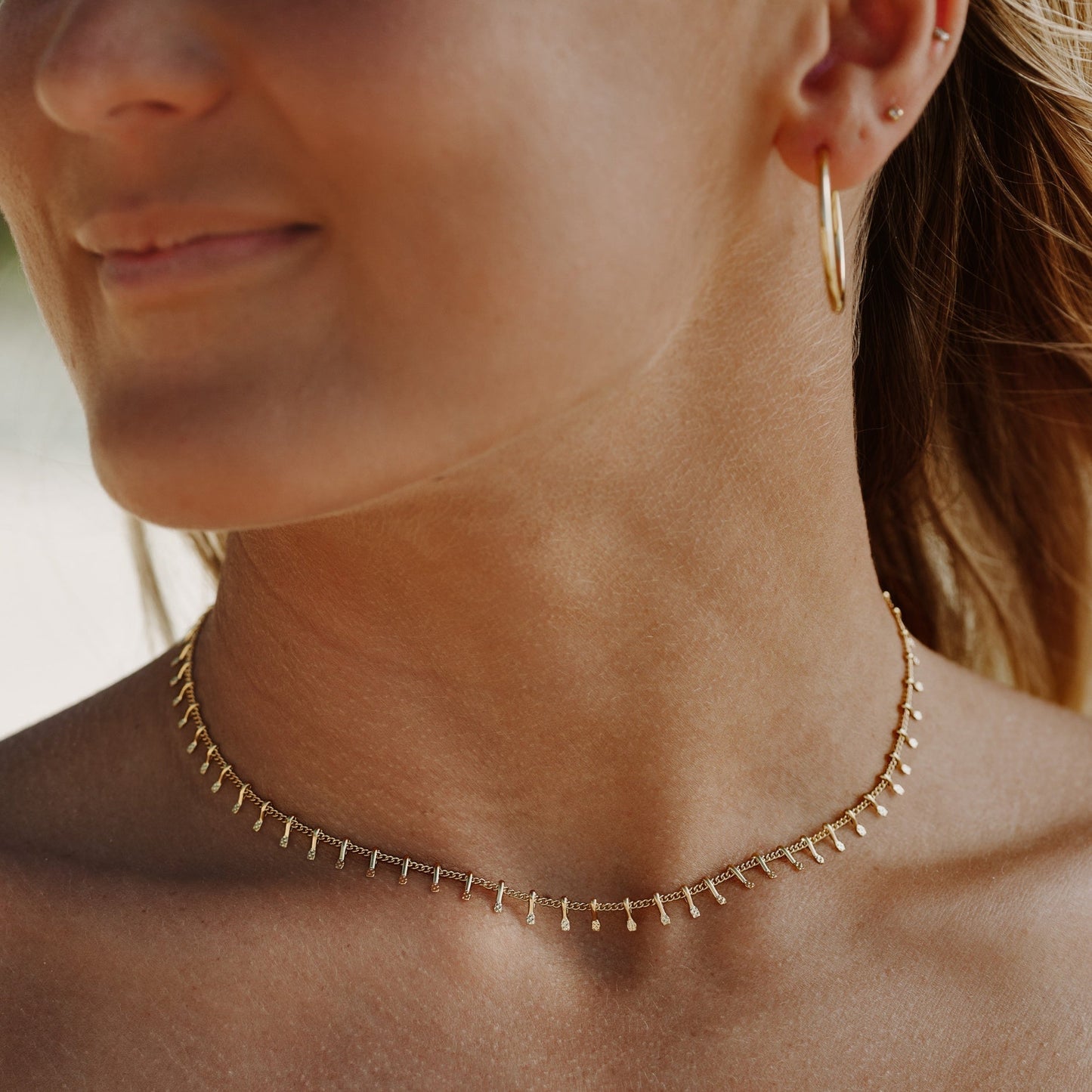 Damen Gold Choker Halskette, filigran, modisch, Schmuck, elegantes Design, trendiges Accessoire.